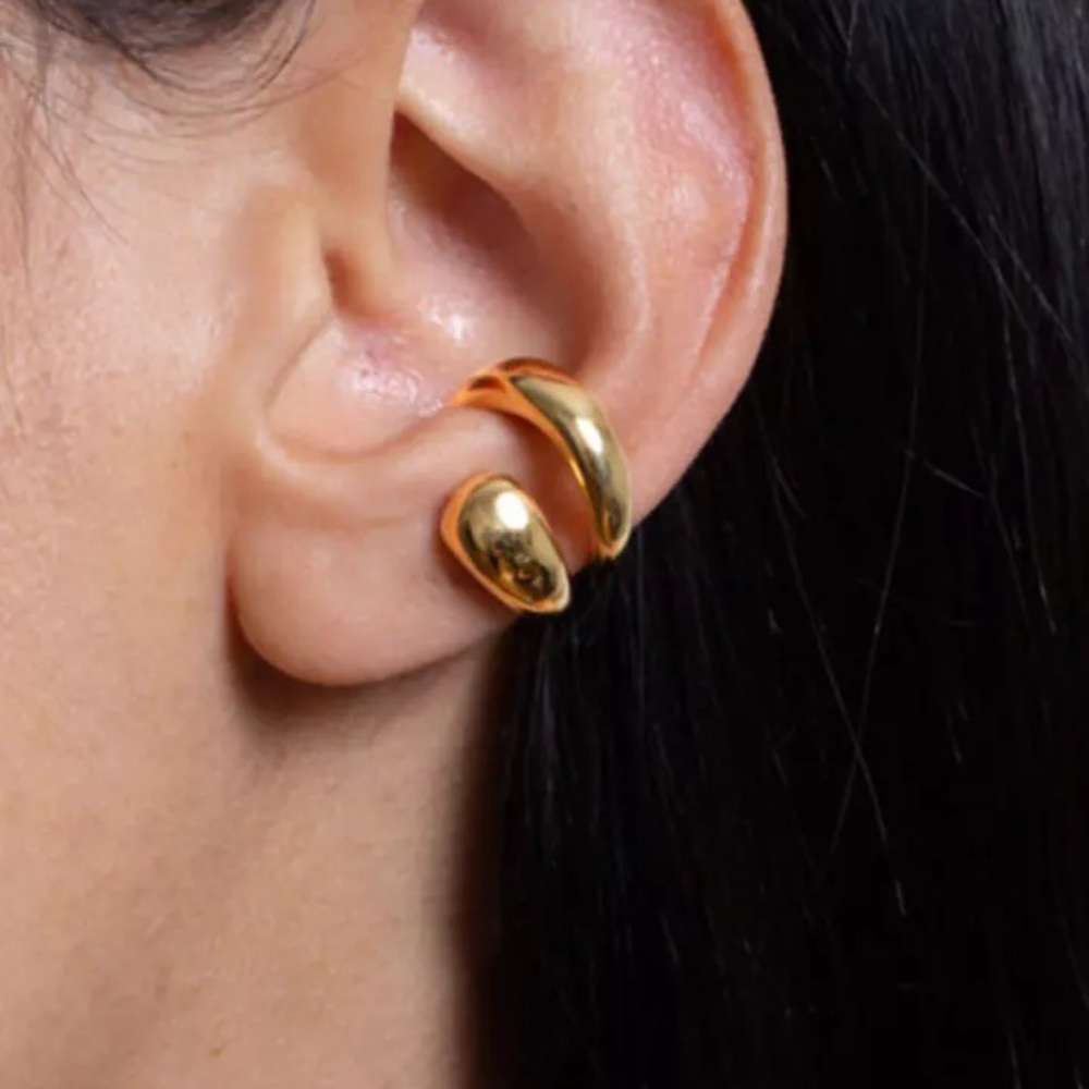 Women’s gold pierceless earcuff